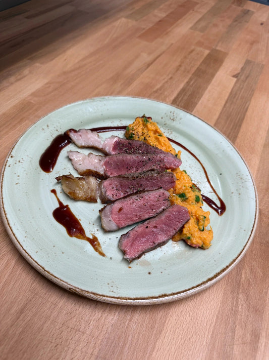 Rib Eye am Knochen mit Süßkartoffelstampf & BBQ-Sauce - fleisch.mom